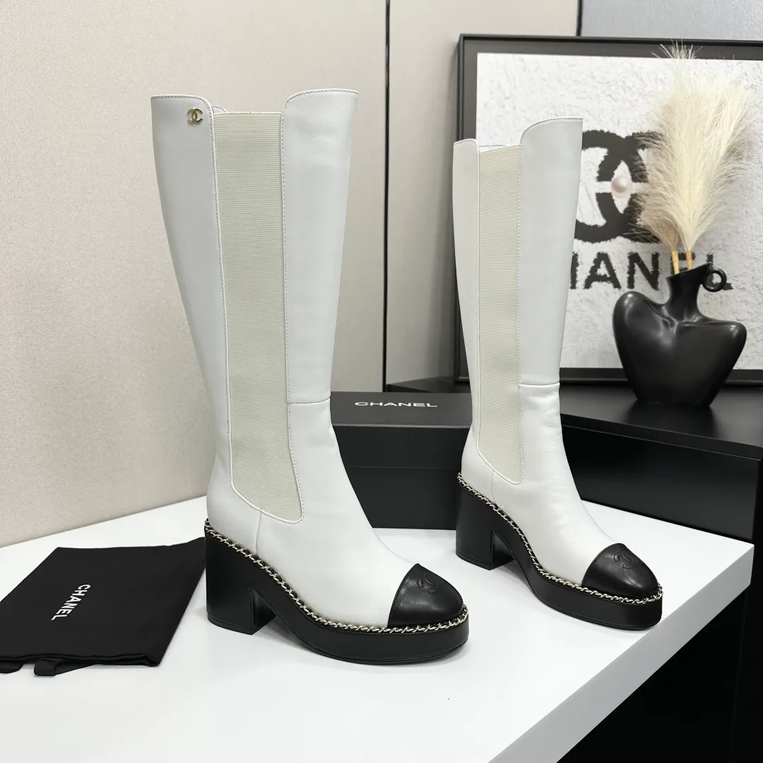👟👟Ex-factory price 960👟👟 CHANEL Xiaoxiang 2024 autumn and winter sheepskin boots high boots knight boots The version is also the basic version of the Martin boots, neat and handsome. The upper is made of cowhide, super soft against the skin, wide and full, handsome and comfortable. The lining is soft water-dyed cowhide. The sole is original rubber outsole. Exclusive top quality 35-39. 40 customized